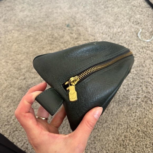 Authentic Louis Vuitton Taiga Trousse Toilette PM Clutch Bag Green - Picture 4 of 15